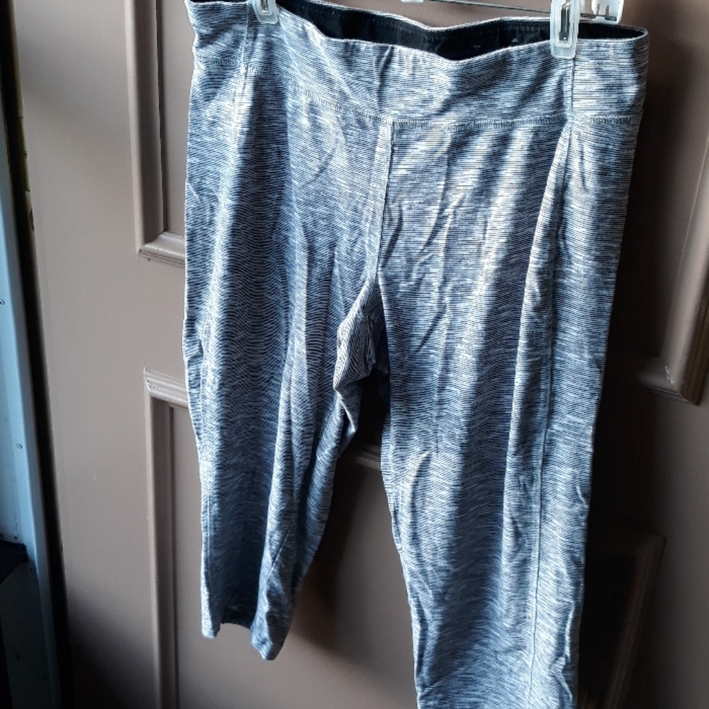 Avenue  set of 2 casual  athletic capri